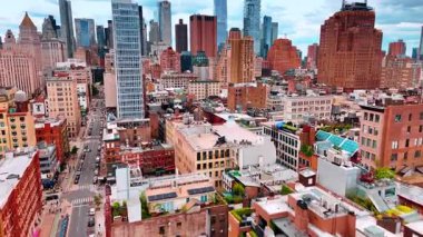 New York, ABD 'deki eski çok katlı apartman bloklarının üzerindeki görüntüler. Manhattan 'ın çarpıcı gökdelenleri.