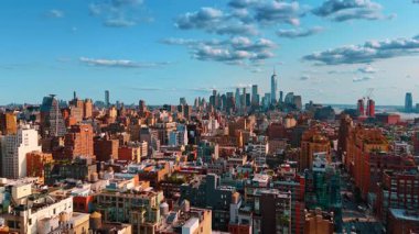 New York, ABD 'nin çeşitli kentsel manzaralarının üzerinde uçuyor. Pofuduk bulutlar Manhattan 'ın muhteşem zemininde asılı.