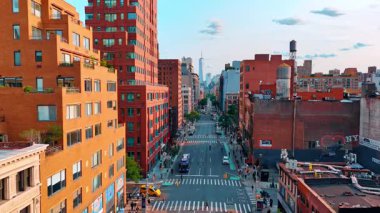 New York caddesi çok katlı binalarla çevrili. İnsansız hava aracından metropolün eski moda mimarisi.
