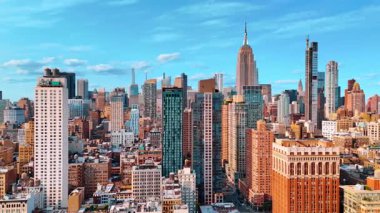 Modern New York, ABD 'nin işlek kentsel manzarası. Metropolis 'in şehir manzarasında çeşitli mimariler. Hava görünümü.