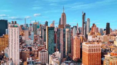 Çağdaş New York, ABD 'nin çeşitli kentsel manzaraları. Birden fazla gökdelen şehir panoramasından görünüyor. Hava görünümü.