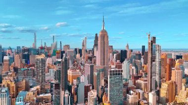 Manhattan 'ın yoğun kentsel manzarası üzerinde uçmak. İHA 'dan ABD, New York' un finans merkezi.