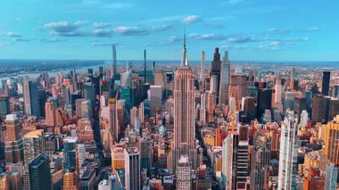 New York, ABD 'deki Empire State Binası. İnsansız hava aracı görüntüleri Manhattan 'da.