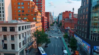 Çok şeritli caddeden birden fazla araba yaklaşıyor. New York, ABD 'de insansız hava aracı trafiği yoğun.