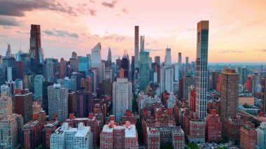 Modern Manhattan manzarası boyunca uçmak. Günbatımında New York Panoraması.