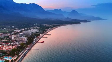 Akdeniz 'in güzel kıyısında uçuyor. Türkiye 'nin Kemer kentinin turistik altyapısı gün batımında.