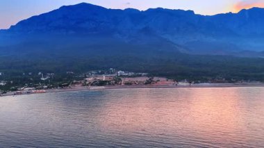 Akdeniz kıyısındaki bir tatil köyünde. Büyük dağlarla çevrili sıcacık bir bölge. Türkiye 'nin Kemer kentinin gün batımı görünümü.