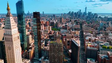 New York, ABD 'deki Empire State Binası' nın tepesine yakın uçuyor. Flatiron Binası ve Beşinci Cadde 'ye yoğun bir trafik varken yaklaşıyoruz..