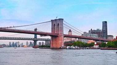 Doğu Nehri üzerindeki Manhattan ve Brooklyn Köprüsü. Düşük açı. Modern New York, ABD 'den tekne turu.