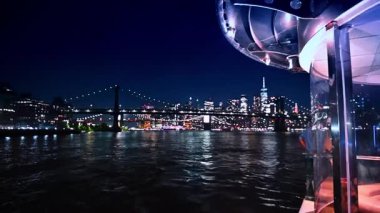 Modern aracın üzerinde gece nehir turu. New York 'un güzel silüeti ve Manhattan Köprüsü.