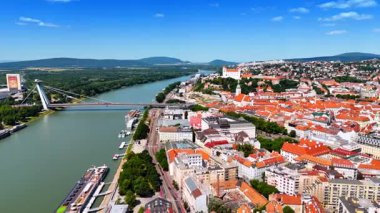 Tuna 'nın rıhtımındaki eski evler. Bratislava Şatosu şehrin tarihi bölümünün manzarasında görülebilir. Hava görünümü.