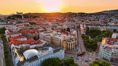 Modern yollar eski Slovakya 'nın Bratislava kentinden geçiyor. Şehrin tarihi sanatında gün batımı drone bakış açısıyla.