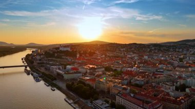 Gün batımında Tuna Nehri üzerinde. Slovakya 'nın Bratislava kentinin havadan görünüşü.