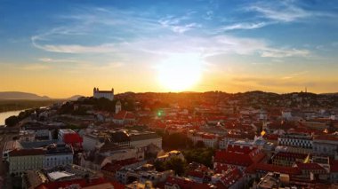 Slovakya 'nın Bratislava kentinin göz kamaştırıcı manzarası. Gün batımında tarihi binaların üzerinden uçacağız..