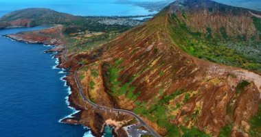 Pasifik 'in kayalık kıyılarından geçen yüksek otoban görüntüsü. Oahu, Hawaii, ABD 'deki Koko Kafa Krateri' nin hava görüntüsü..