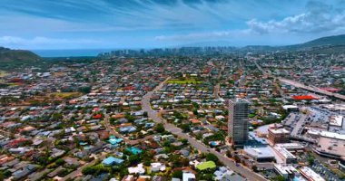 Çoğunlukla modern Honolulu, Hawaii, ABD 'nin düşük katlı kentsel manzarası. Arkadaki Waikiki silueti. Hava görünümü.
