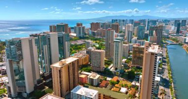Modern Waikiki tatil köyünün çeşitli yüksek binaları. Pasifik Okyanusu 'nun arka plandaki su manzarası. Hava görünümü.