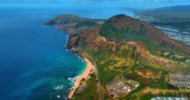 Hawaii, ABD 'deki Pasifik Okyanusu' nun çarpıcı kıyısında uçuyor. Meşhur Koko Kafa Krateri ve Hanauma Körfezi 'ne yaklaşıyoruz..