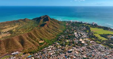Diamond Head Krateri 'nin çevresindeki yerleşim alanı. Honolulu, Hawaii, ABD. Pasifik Okyanusu 'nun sonsuz mavi su manzarası.
