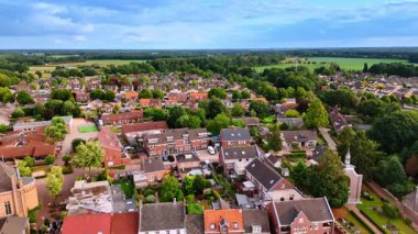 Düşük katlı evleri olan güzel yeşil bir kasaba. Hollanda 'da rahat bir yerleşim alanının panoraması. Hava görünümü.