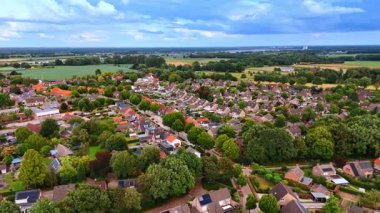 Güzel kasabanın panoramasında sayısız benzer ev var. Bulutlu bir günde Hollanda manzarası üzerinde İHA görüntüleri.