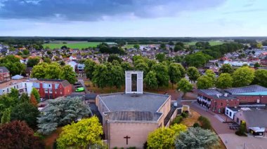Kilisede üç çan sesiyle çan kulesine yaklaşıyoruz. Resimli bir yerleşim alanı. Hollanda 'da. Hava görünümü.