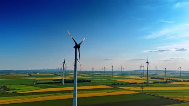Rüzgâr tarlaları olan geniş kırsal alanlar. Sürdürülebilir enerji üretimi. Hava perspektifi.