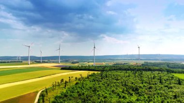 Kırsalda kurulan rüzgar çiftlikleri yeşil enerji üretir. Alternatif güç, yenilenebilir enerji konsepti. Hava görünümü.