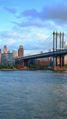 Manhattan Köprüsü, alçak açıdan. New York, ABD 'deki East River' a seyahat et. Dikey video.
