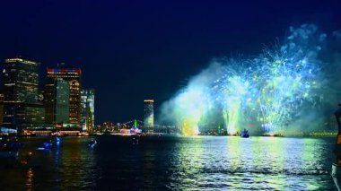 New York 'taki Doğu Nehri' ne havai fişekler atılıyor. New York 'ta gece kutlama.
