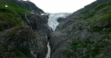 Yosun kaplı harika kayalar. Buzul dağların arasındadır. Alaska doğası. Hava görünümü.