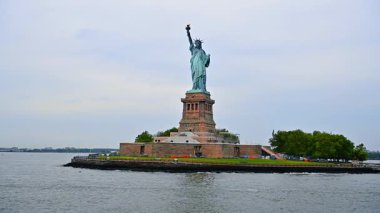 New York Körfezi 'nin yukarısındaki Özgürlük Adası' nın etrafında seyahat ediyor. Özgürlük Anıtı 'nın düşük açılı görüntüsü. New York, ABD.