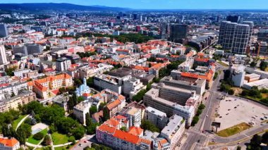 Modern şehirde eski tarz ve yeni tarz mimarinin kombinasyonu. Bratislava, Slovakya üzerindeki İHA görüntüleri.