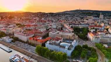 Slovakya 'nın Bratislava kentinin muhteşem manzarası. Güneş arka planda gökyüzünü turuncuya boyuyor. Hava görünümü.