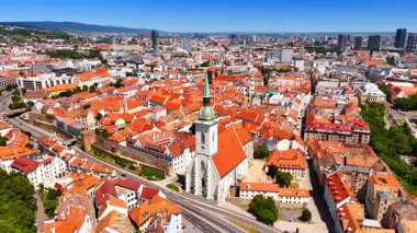 Bratislava 'daki eski şehrin turuncu çatıları. Güneşli bir günde Slovak başkentinin tarihi kısmına hava perspektifi.