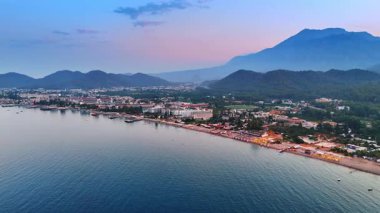 Akdeniz 'in güzel kıyılarının resimli manzarası. Türkiye 'nin Kemer sahilinde birden fazla otel, hava manzarası.