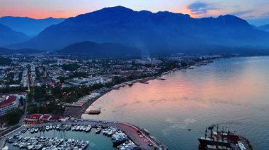 Akdeniz kıyısındaki yat kulübünün üzerinden uçacağız. Türkiye 'nin Kemer kentindeki tatil köyü manzarası. Arkaplanda dağ siluetleri.