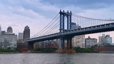 Manhattan Köprüsü 'nün muhteşem manzarası düşük açılı perspektiften. Nehir kenarındaki New York 'un silüeti.