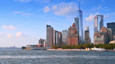 Nehir manzarasından New York 'un yüksek binaları ve gökdelenleri. Gündüz tekne turu sırasında gezmek.