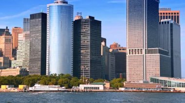 Gündüz ABD 'nin modern New York şehrinin çeşitli silueti. Nehir manzarasından Metropolis 'in yeşil rıhtımı.