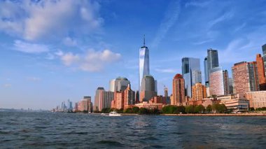 Nehir kıyısındaki güzel gökdelenler ve gökdelenler. New York mimarisine su manzarasından alçak açı.