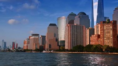 ABD 'nin New York limanındaki görkemli modern gökdelenler. Metropolis 'i gezmek için tekneyle nehir kıyısına gidiyorum..