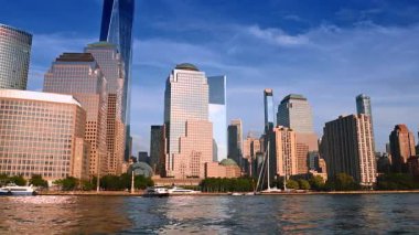 Nehrin kıyısındaki modern tasarım binaları. Düşük açı. New York, ABD 'de tekne turu.