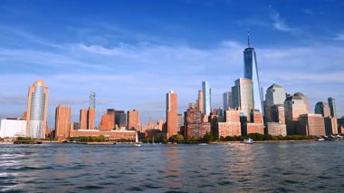 Güneşli bir günde modern New York silueti. Nehrin su manzarasından görüntüler. Amerika 'da turizm.