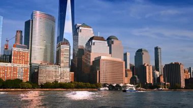 Nehrin kıyısındaki muhteşem binalar. Tekne nehir kenarında ilerliyor. New York, ABD 'den nehir turu.