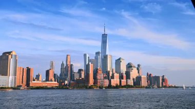 New York, ABD 'nin gökdelenli silueti. Nehirden modern binaların alçak açılı görüntüsü.