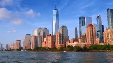 Nehrin kıyısındaki güzel binalar. Düşük perspektiften New York silüeti.