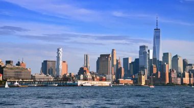 Amerika 'nın çarpıcı New York şehrinin modern silueti. Şehri nehir teknesi turundan izliyorum..