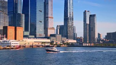 Küçük motorlu tekne New York, ABD 'de nehir manzarası boyunca seyahat ediyor. Metropolün göz kamaştırıcı gökdelenleri.