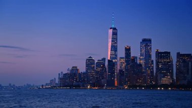 Nehir manzaralı modern New York 'un gökyüzü. Gökdelenler ve gökdelenler alçak açılı ve çoklu ışıklandırmalı..